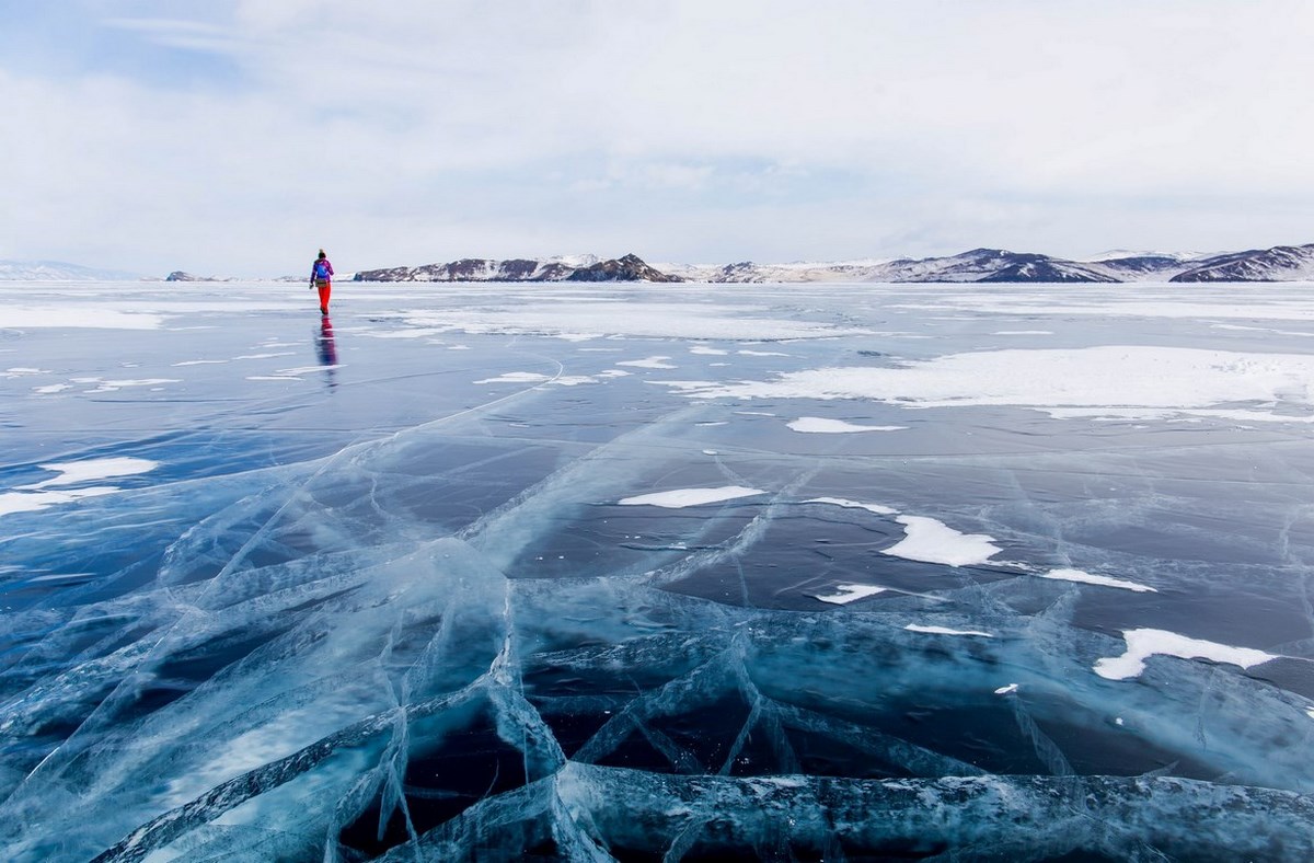 Почему лед назвали льдом. Лед Байкала. Озеро Байкал лед. Зимний Байкал прозрачный лед. Озеро Байкал зимой лед.